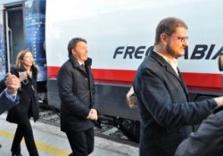 Venafro. Arriva Matteo Renzi col suo treno “Destinazione Italia”: applausi e fischi ad attendere l’ex Premier.
