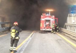 Civitanova del Sannio. Auto in fiamme mentre percorre la statale in galleria: intervengono i vigili del fuoco.