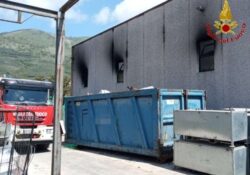 Caserta / Provincia. Incendio in un’azienda di rifiuti elettronici e batterie: in azione i vigili del fuoco.