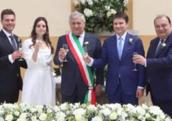 Puglianello. Rito civile officiato da Tajani, con Martusciello testimone e la telefonata di Berlusconi: sono le nozze del sindaco Rubano.