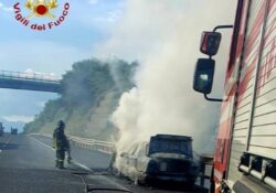 CAIANELLO / TEANO. Si incendia un un’automobile in transito lungo l’autostrada A1: i Vigili del Fuoco spengono le fiamme.