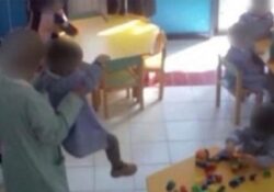 Donne violente. Bimbi dell’asilo nido maltrattati, indagate 5 maestre e la titolare: “Li sbattevano per terra per costringerli a stare seduti”.