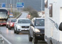 Colli a Volturno / Roccaravindola. Code chilometriche per raggiungere le località di montagna.