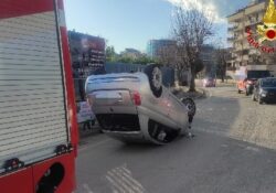 Caserta / Provincia. Auto si ribaltata, due giovani occupanti assistiti dal 118: sul posto i Vigili del Fuoco.