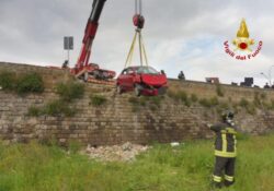 Capua. 75enne alla guida della sua auto sfonda un muretto di un parcheggio e finisce in un fossato: salvato dai Vigili del Fuoco.