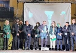 ALIFE / Verso le Amministrative 2023. Una Piazza Vescovado stracolma ha accolto il primo pubblico comizio del candidato sindaco De Felice: “pronto a rimboccarmi le maniche per dare finalmente una svolta”.