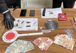 Caserta / Provincia. Cocaina su un piatto d’acciaio: i carabinieri arrestano il proprietario di un bar e sequestrano stupefacenti e una pistolateaser.