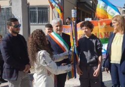 Valle di Maddaloni. Earth Day, la Fiaccola della Pace pianta l’Albero della Pace simbolo della Difesa di Madre Terra e sigla il Patto di Pace con la Scuola.