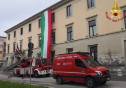 Caserta / Provincia. Picchetto d’onore e tricolore steso dal Comando Provinciale Vigili del Fuoco in occasione della Festa della Liberazione.