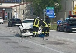 Cantalupo nel Sannio. Ennesimo incidente con due feriti lungo al S.S. 17: soccorsi dai Vigili del Fuoco, carabinieri, personale sanitario e Anas.