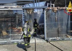 Caserta / Provincia. Fumo da un bar, saletta esterna completamente invasa dalle fiamme: sul posto i Vigili del Fuoco.