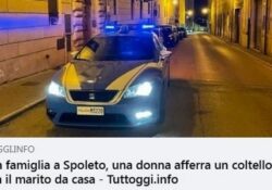 Donne aggressive. Lite in famiglia, una donna afferra un coltello e caccia il marito di casa.