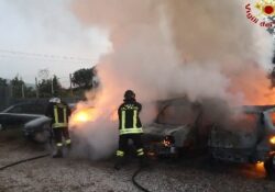 Caserta / Provincia. Incendio di diverse auto in un deposito giudiziario: sul posto i vigili del fuoco.