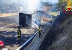 CAIANELLO / TEANO. Guasto tecnico, si incendia un autotreno lungo l’autostrada A1: intervento dei Vigili del Fuoco.