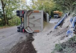 Solopaca. Camion carico di sabbia si ribalta: conducente ferito ad una gamba.