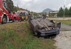 Scapoli. Autovettura con cinque occupanti a bordo sbanda e si capovolge: tratti in salvo.