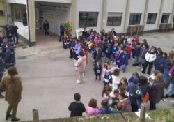 Paupisi. I ragazzi delle scuole piantano tre arbusti di Corbezzolo in occasione della Festa dell’albero.