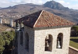 Castel San Vincenzo. I Vigili del Fuoco mettono in sicurezza il tetto del Campanile dell’Abbazia.