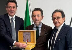 Caserta / Provincia. Penna celebrativa del 250° anniversario della morte di Luigi Vanvitelli al Rettore dell’Università.