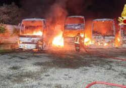 PASTORANO / TEANO. Fumo da un’area parcheggio, otto autobus avvolti dalle fiamme: sul posto i Vigili del Fuoco.