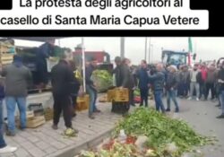 S. Maria C.V. La protesta degli agricoltori: verdura e frutta gettata a terra o regalata ai passanti. VIDEO.