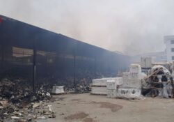 Caserta / Provincia. Vasto incendio in un capannone di un’azienda di materiale edile: sul posto i Vigili del Fuoco.