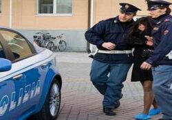 Caserta / Questura. Aggredisce i poliziotti in occasione di uno sfratto, arrestata una 38enne.