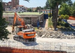 PIEDIMONTE MATESE. Proseguono senza sosta le operazioni di demolizione e ricostruzione della Palestra ex Istituto Alberghiero “Cappello” (ora annesso all’ISISS Matese). VIDEO.