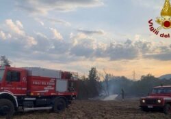 Caserta / Provincia. Fiamme da un camper parcheggiato in una proprietà privata, intervengono i Vigili del Fuoco.