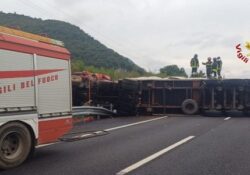 CAIANELLO / SAN VITTORE / TEANO. Incidente stradale lungo l’Autostrada A1, si ribalta autoarticolato: sul posto i Vigili del Fuoco.