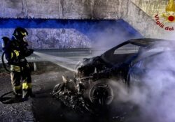 Sesto Campano. Automobilista in transito lungo la S.S. 85 vede incendiarsi la propria vettura: intervengono i Vigili del Fuoco.