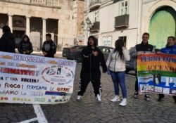 TEANO. La Fiaccola della Pace ritorna in città e inscena con gli alunni dell’Alberghiero un Flash Mob per la Pace in Ucraina e Gaza.